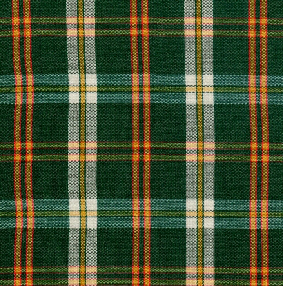 Tela para uniforme polidacron escocés SchoolLine, cuadros verde oscuro con rayas rojas y amarillas; ideal para uniformes escolares.