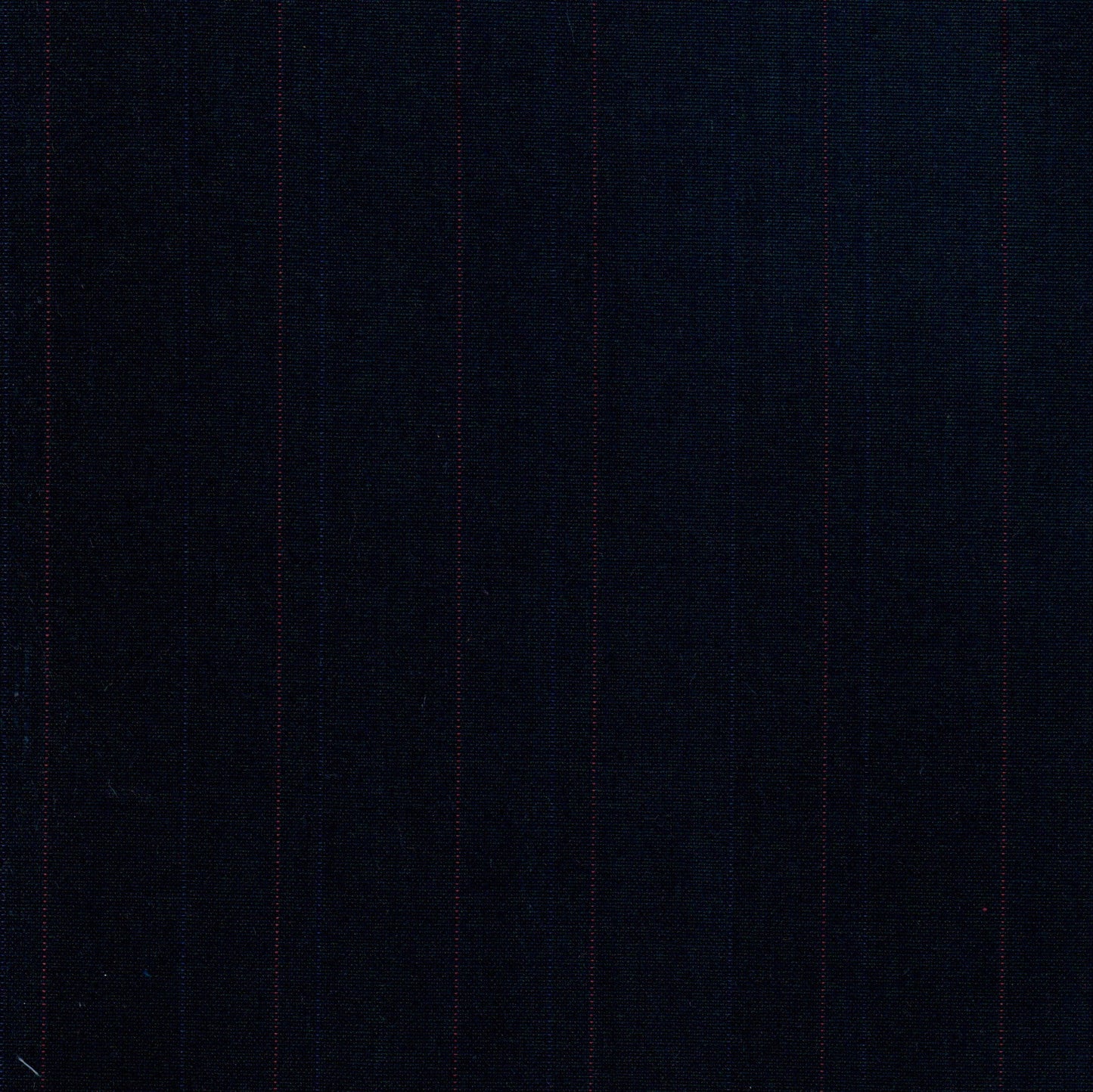 Tela 13002036 Dacron uniforme de SchoolLine, tela azul marino con finas rayas rojas verticales, ideal para uniformes escolares.