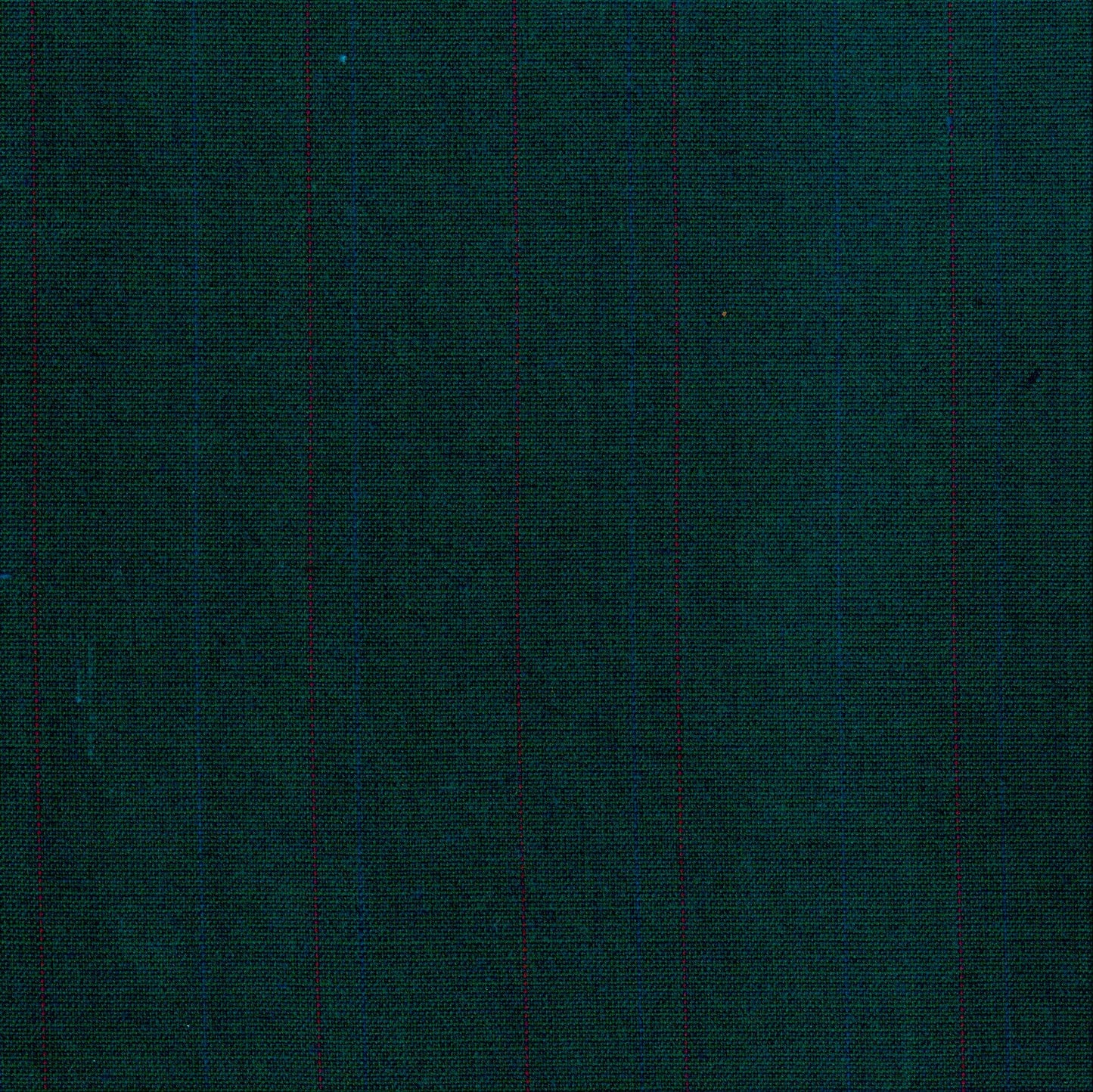 Tela Dacron 13002101 de SchoolLine, tela verde oscuro con rayas rojas finas en diseño a cuadros, ideal para uniformes escolares.