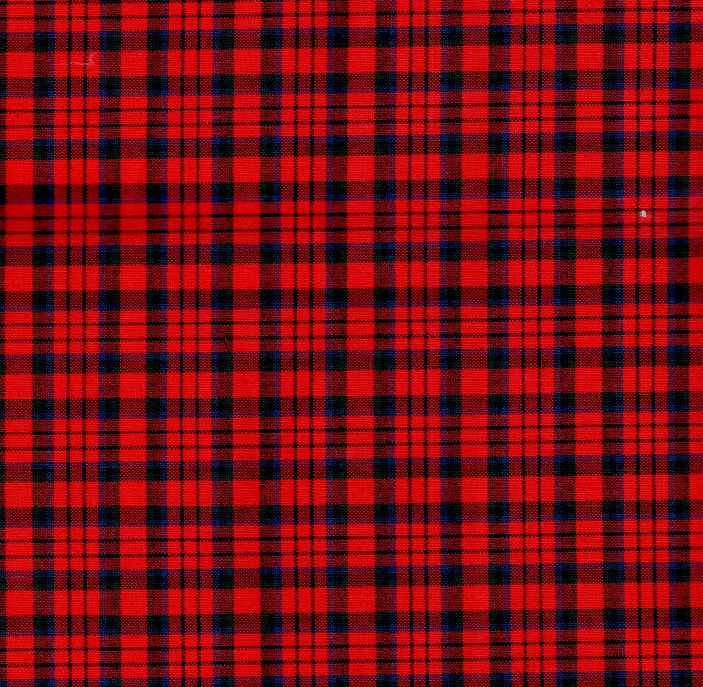 Tela Dacron SchoolLine roja con diseño tartán negro, ideal para uniformes escolares e institucionales.