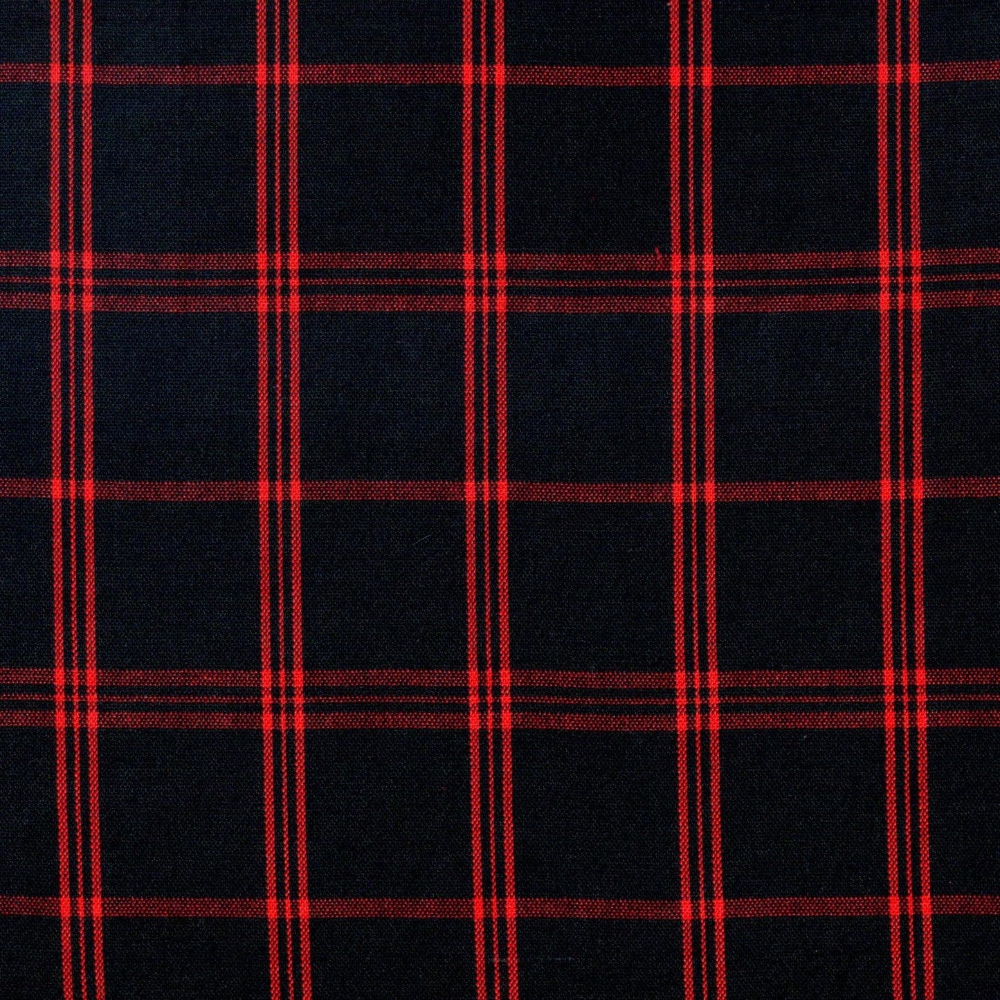 Tela de uniforme SchoolLine en negro con tartán rojo (patrón de cuadros) de combinación CS/DS, ideal para uniformes escolares.