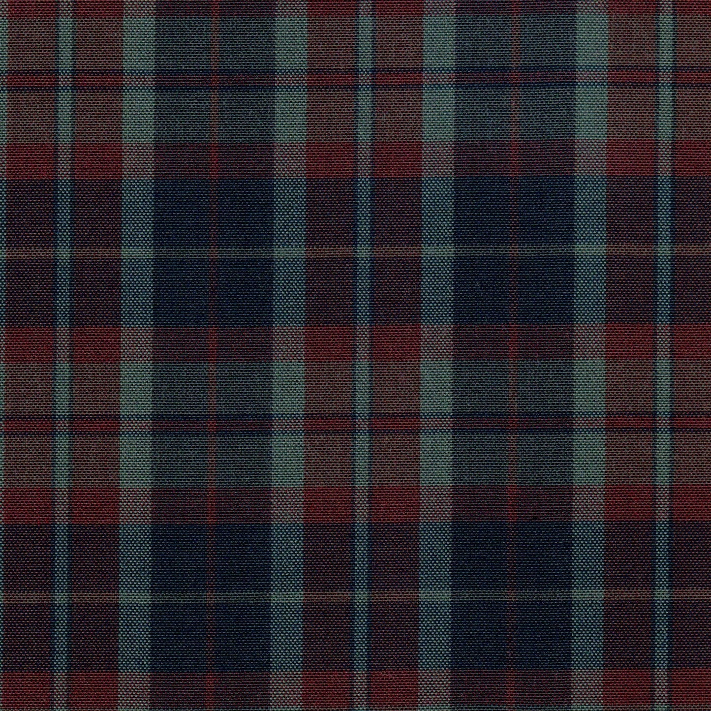 Tela 13012016 Dacron especial de SchoolLine, mezcla poliéster en tartán rojo‑verde‑azul, ideal para uniformes escolares e institucionales.