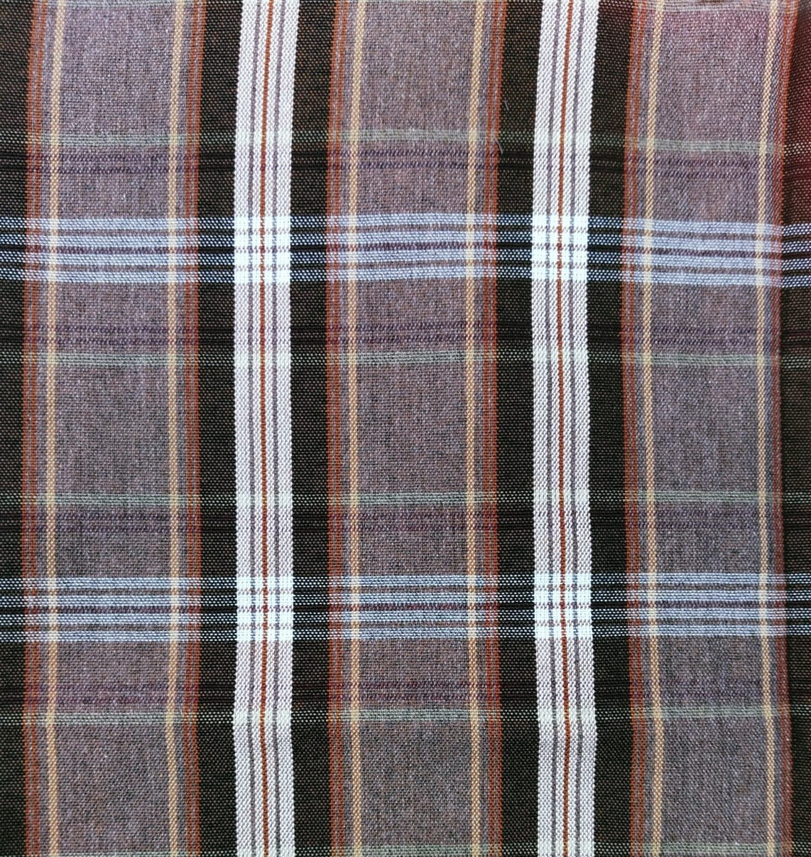 Tela Dacron 13014083 SchoolLine uniforme jaspeado morado, negro y blanco; tela/plaid para uniformes escolares.