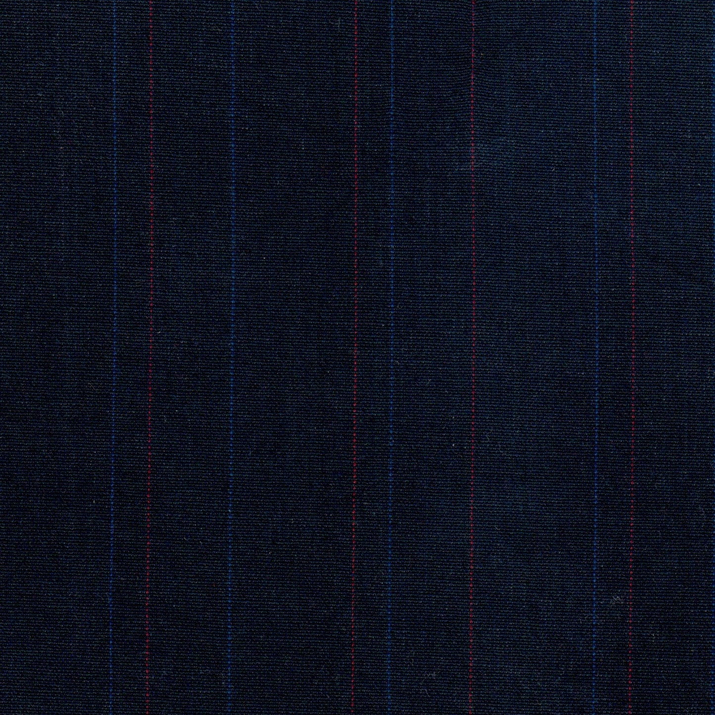 Tela jacquard tafetán azul con rayas finas azules y rojas; ideal para uniformes escolares e institucionales.