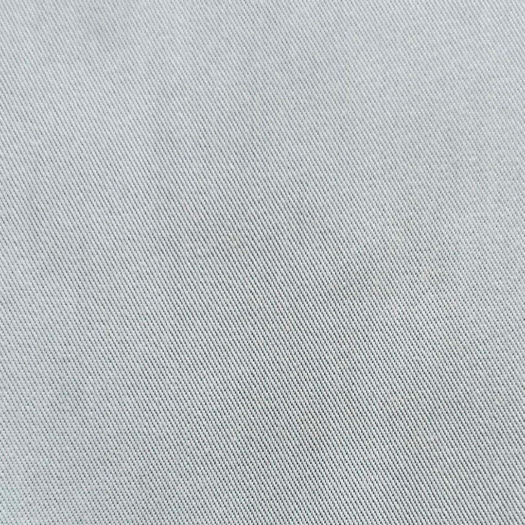 Tela gris claro con sarga para uniformes escolares e institucionales, tela SchoolLine 66001002 Indigo.