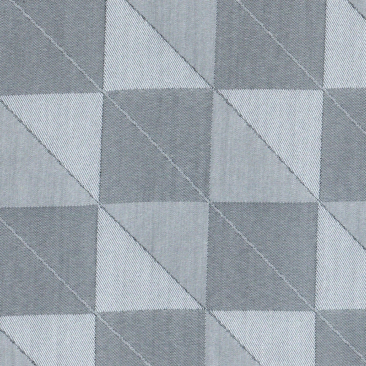 Tela 66002023 Indigo clear; gris claro con triángulos geométricos en tela tejida, ideal para uniformes escolares e institucionales