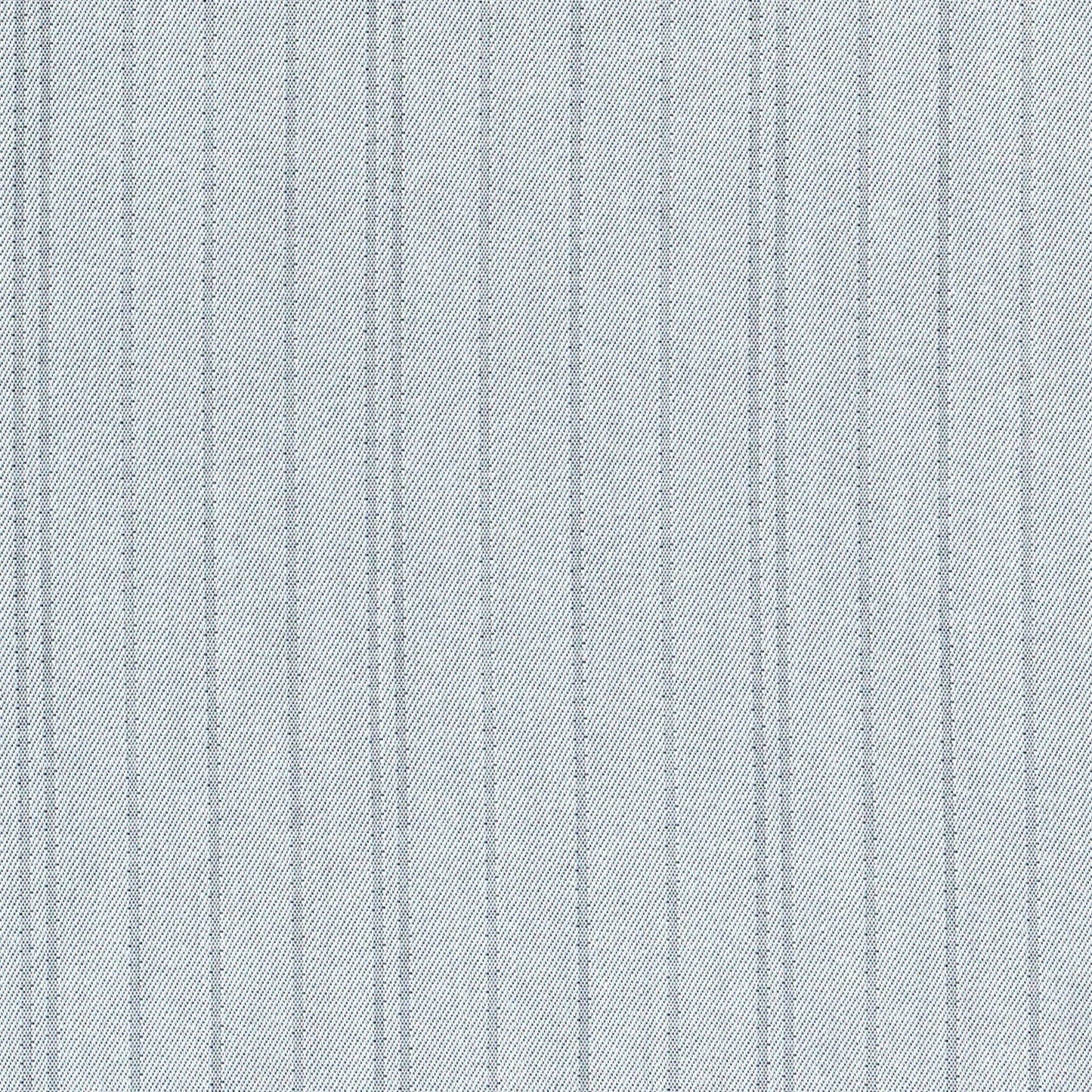 Tela gris claro con rayas finas azul grisáceas; ideal para uniformes escolares e institucionales, SchoolLine.