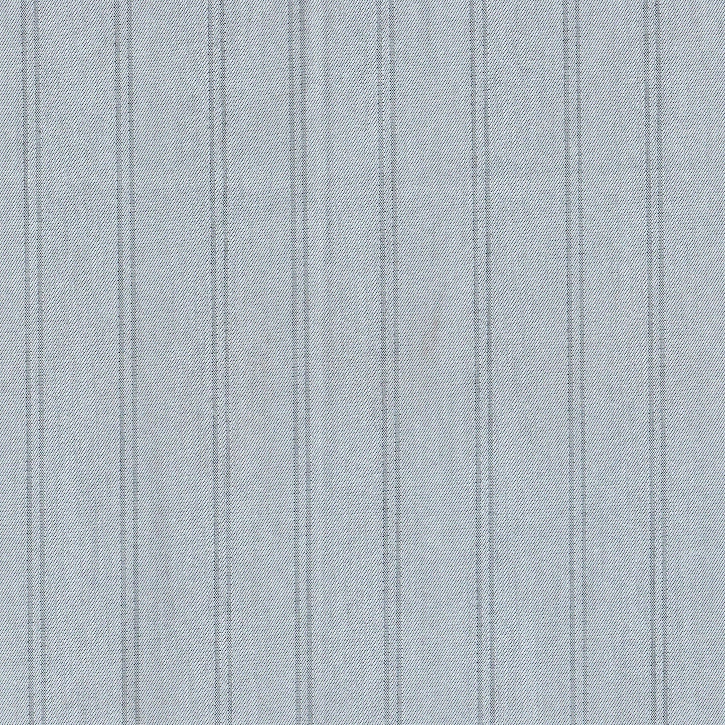 Tela 66002026 Indigo clear; poliéster con rayas verticales azul claro y gris, ideal para uniformes escolares e institucionales.