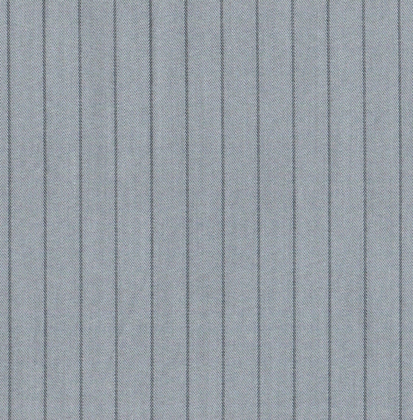Tela gris claro con rayas verticales índigo, ideal para uniformes escolares e institucionales; SchoolLine Indigo clear