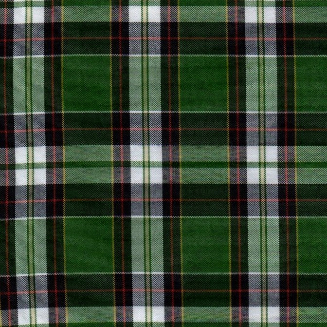 Tela escocesa de poliéster verde con cuadros negros, rojos y blancos de SchoolLine; ideal para uniformes escolares e institucionales.