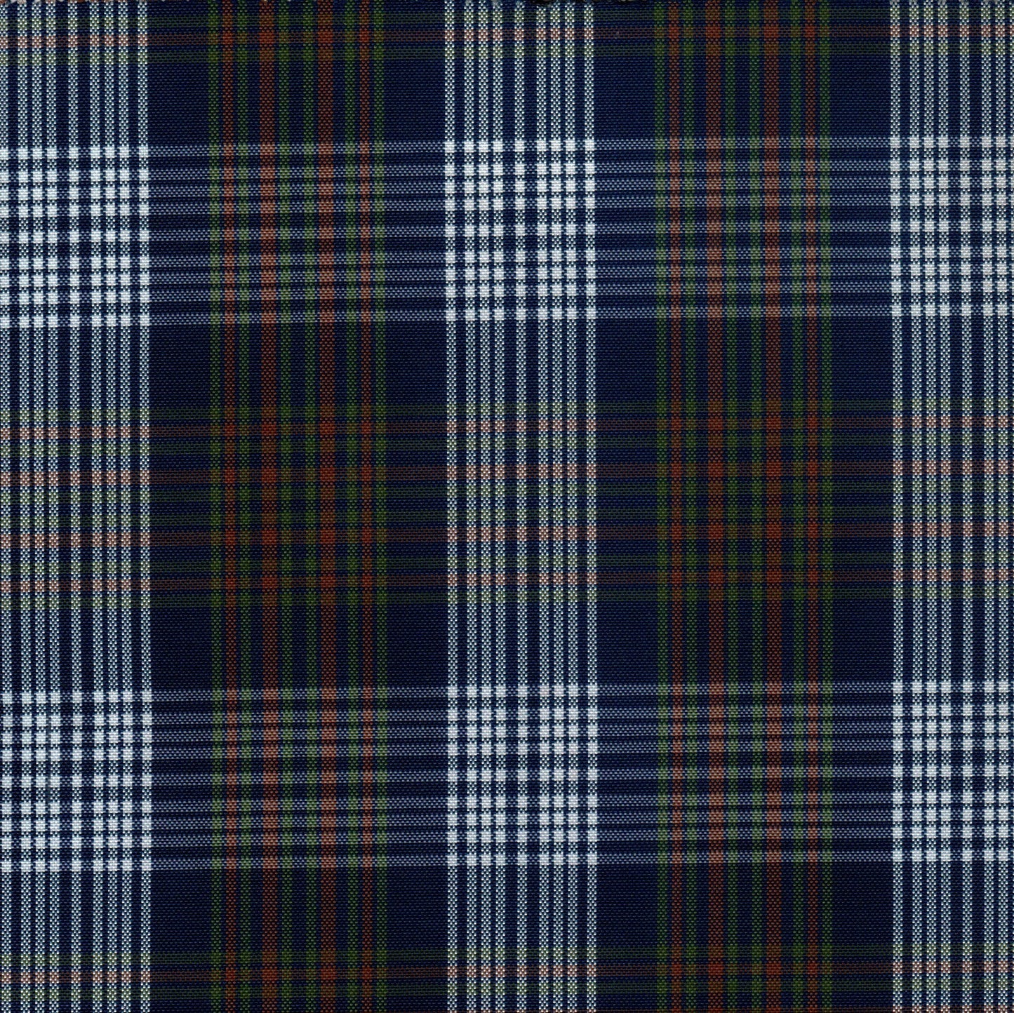 Tela escocesa de poliéster tartán azul marino con rayas blancas, verde y rojo; ideal para uniformes escolares e institucionales de SchoolLine.