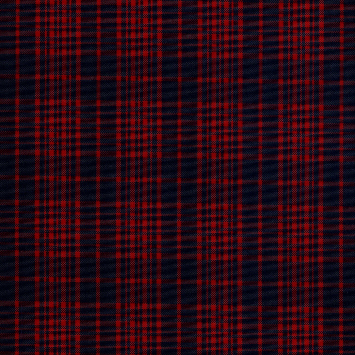Tela escocesa de poliéster azul marino con tartán rojo, adecuada para uniformes escolares e institucionales SchoolLine.