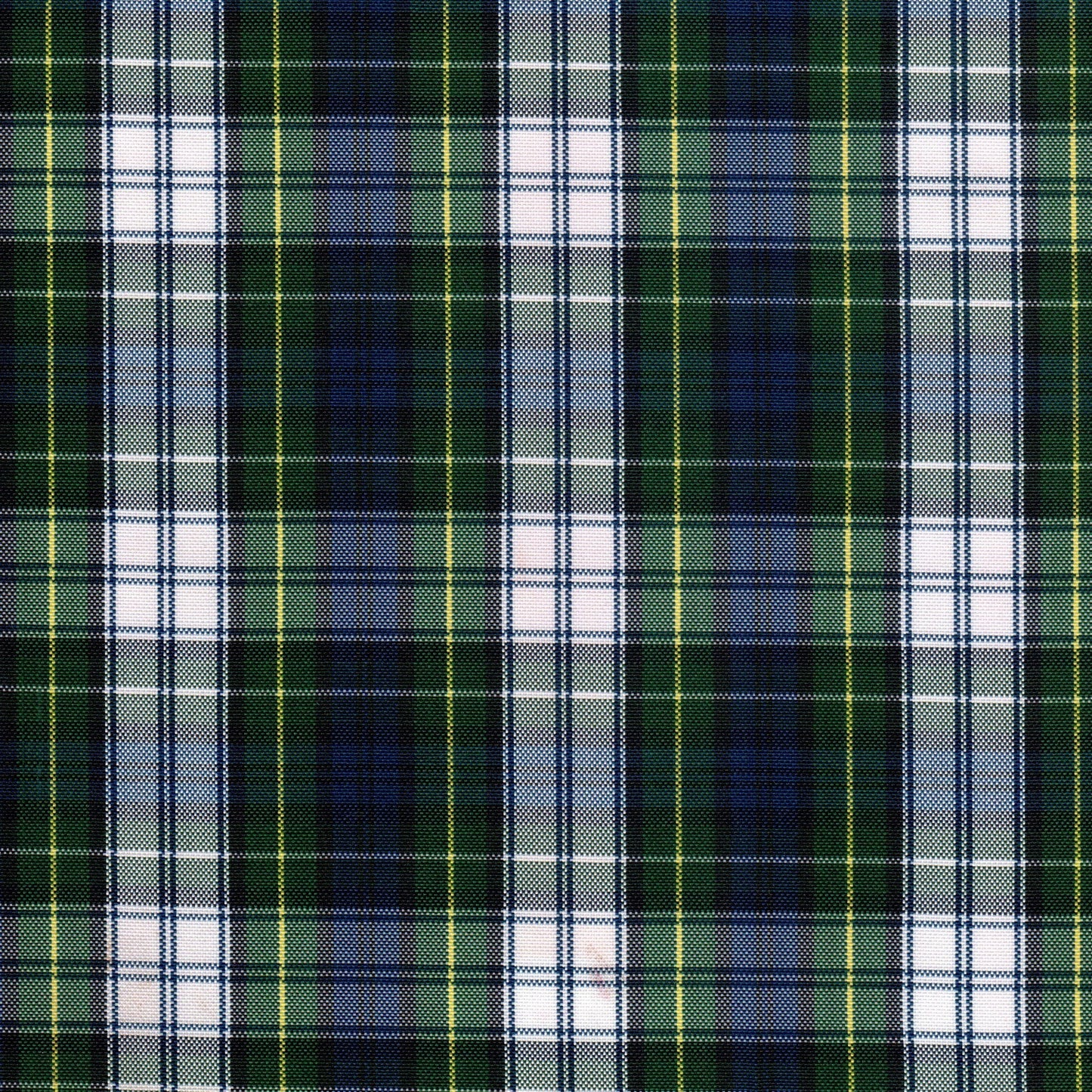 Tela escocesa de poliéster en tartán verde, azul y blanco con líneas amarillas; ideal para uniformes escolares de SchoolLine.