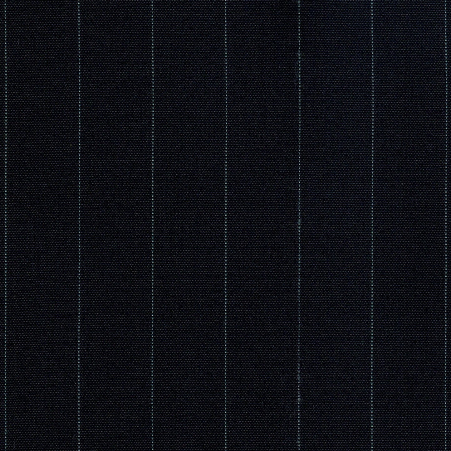 Tela escocesa de poliéster SchoolLine con fondo negro y líneas azules verticales; ideal para uniformes escolares e institucionales.