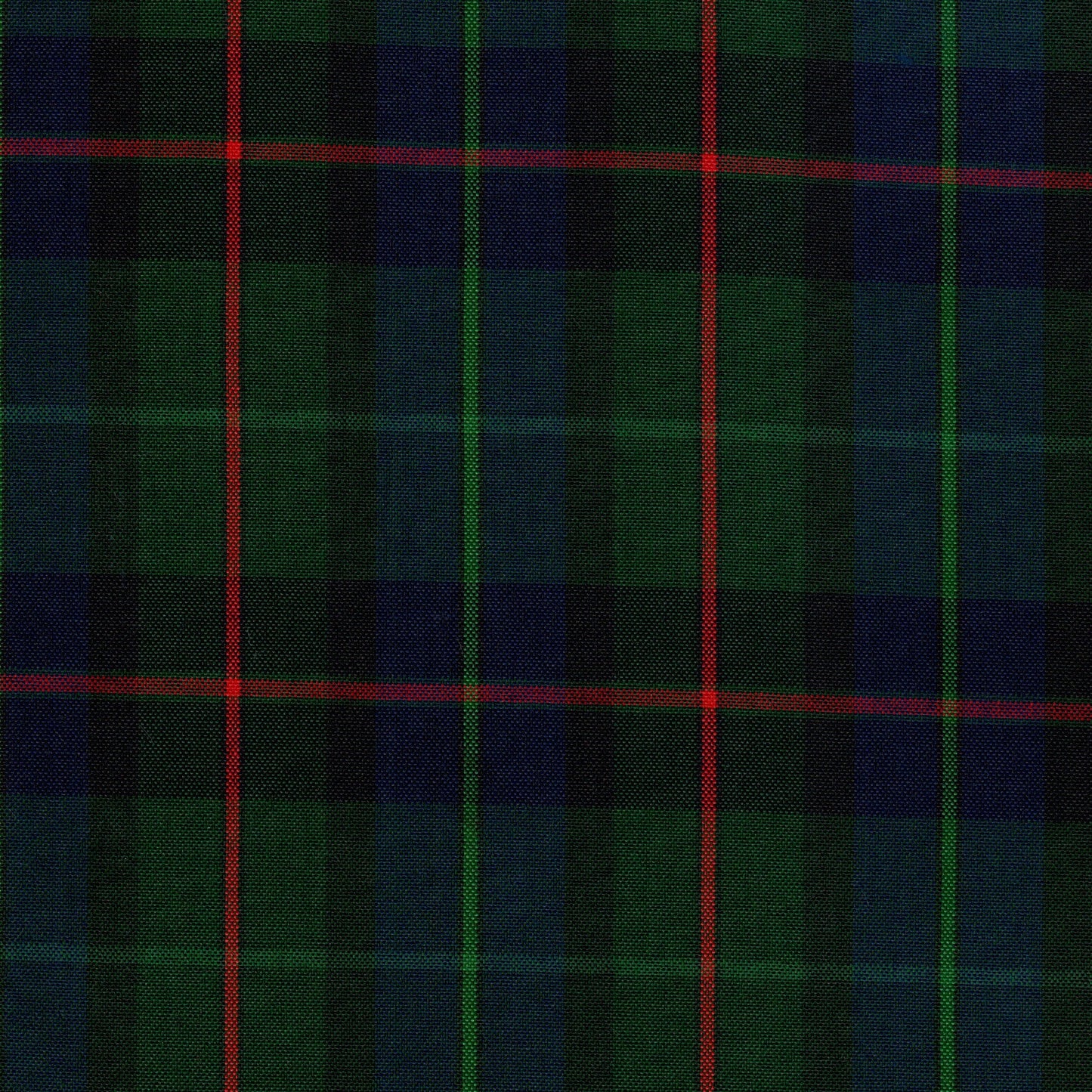 Tela escocesa de poliéster SchoolLine en cuadros verde, azul marino y rojo, ideal para uniformes escolares.
