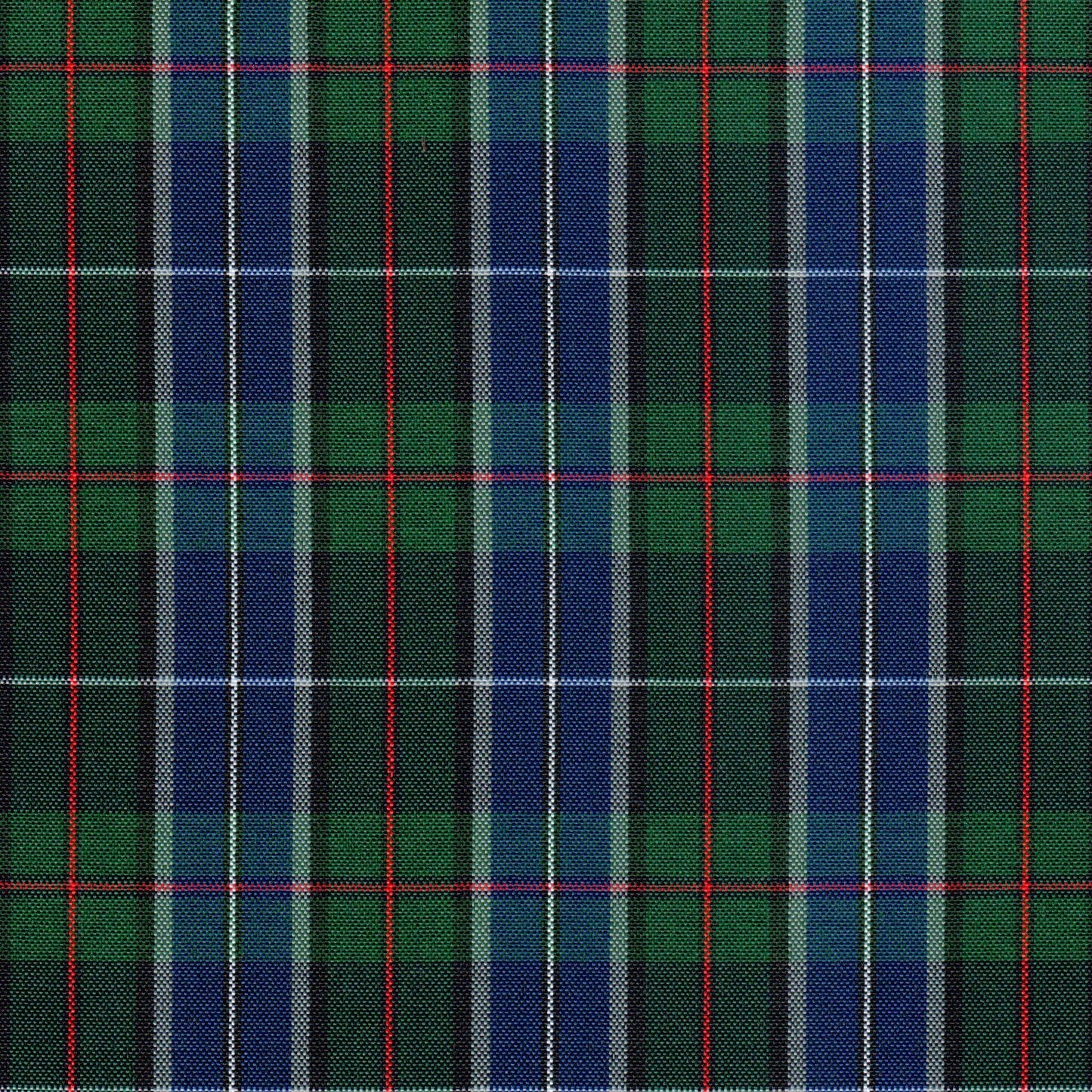 Tela escocesa de poliéster SchoolLine en verde, azul y rojo con cuadro tartán; perfecta para uniformes escolares e institucionales.