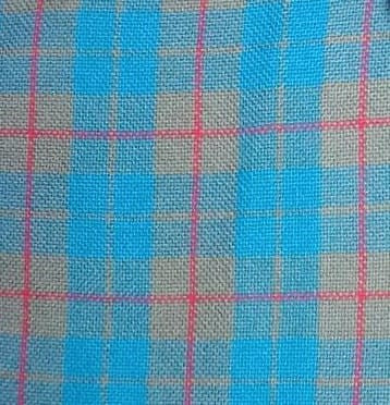 Tela escocesa de poliéster SchoolLine en azul y beige con cuadros rosados; ideal para uniformes escolares e institucionales.