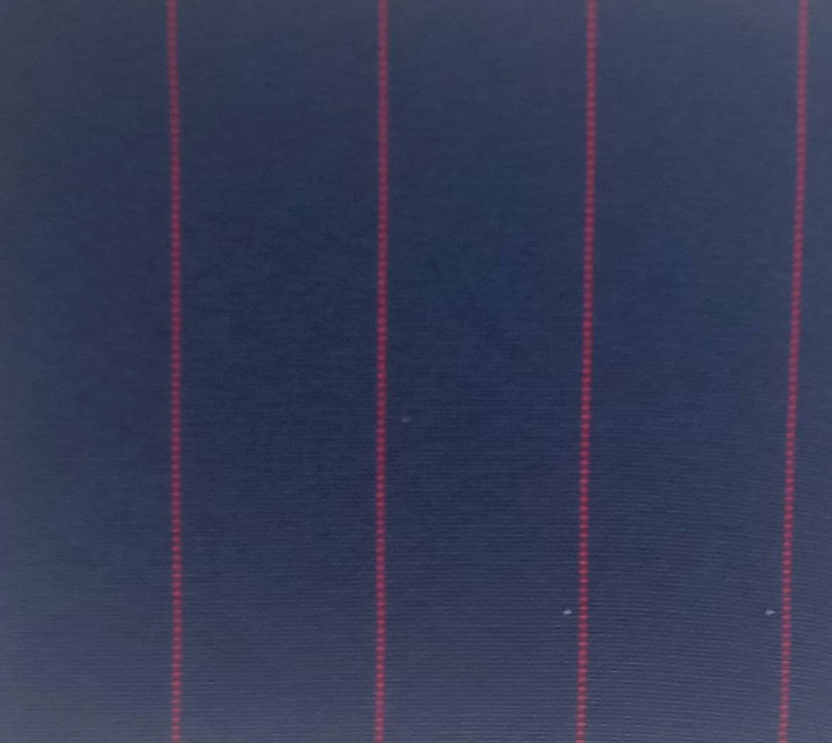 Tela escocesa de poliéster azul marino con listas rojas; ideal para uniformes escolares e institucionales.