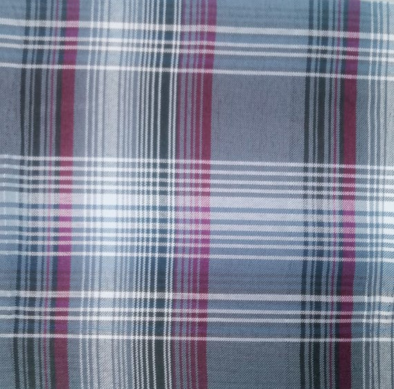 Tela escocesa de poliéster SchoolLine, cuadros gris con vino, ideal para uniformes escolares e institucionales.