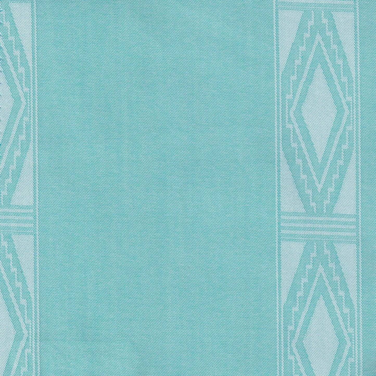 Tela Embroidery 70002 está diseñada para elevar la presentación institucional. Ideal para camisas tipo guayabera, esta tela incorpora un tejido recamado meticuloso que realza la elegancia y frescura del uniforme escolar.