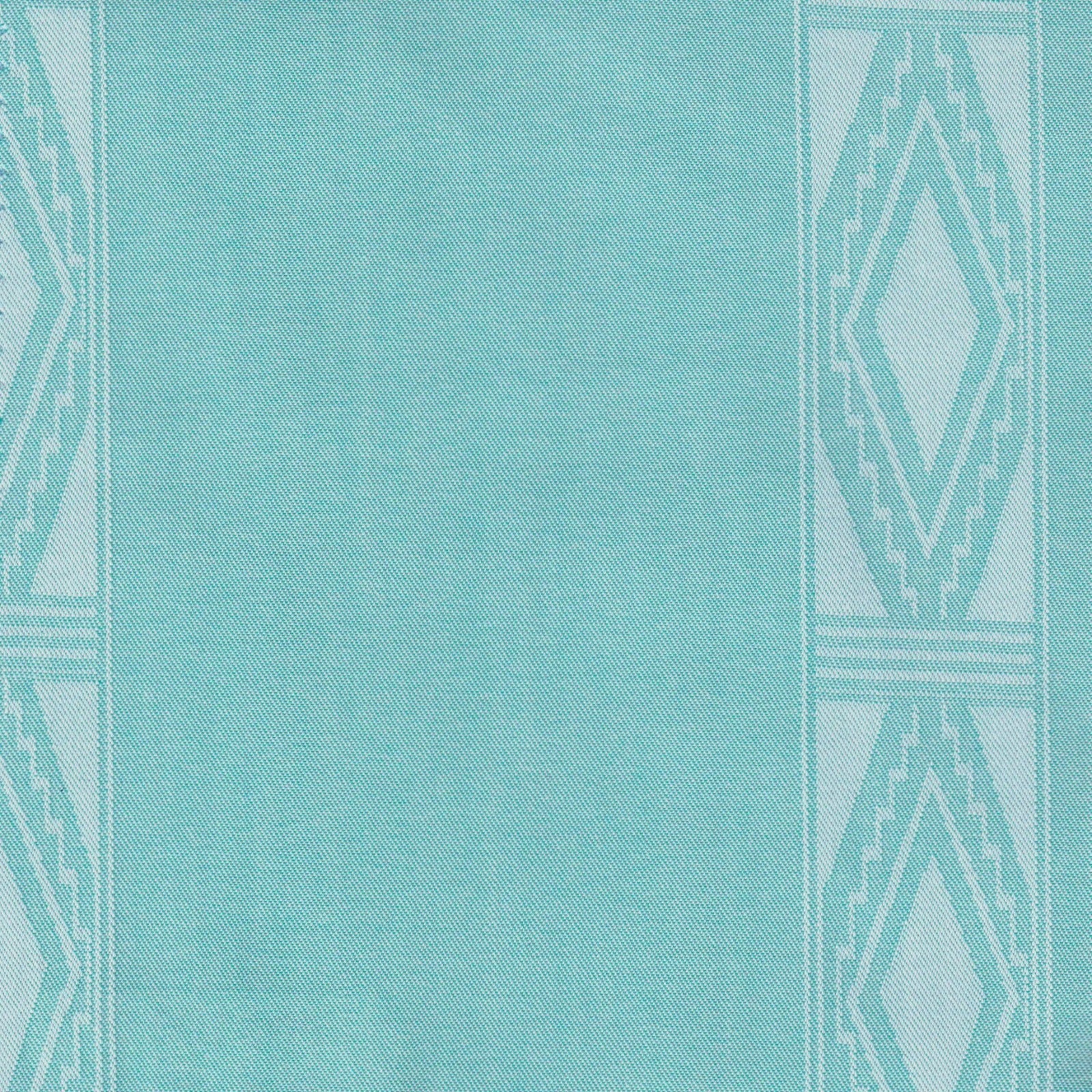 Tela Embroidery 70002 está diseñada para elevar la presentación institucional. Ideal para camisas tipo guayabera, esta tela incorpora un tejido recamado meticuloso que realza la elegancia y frescura del uniforme escolar.