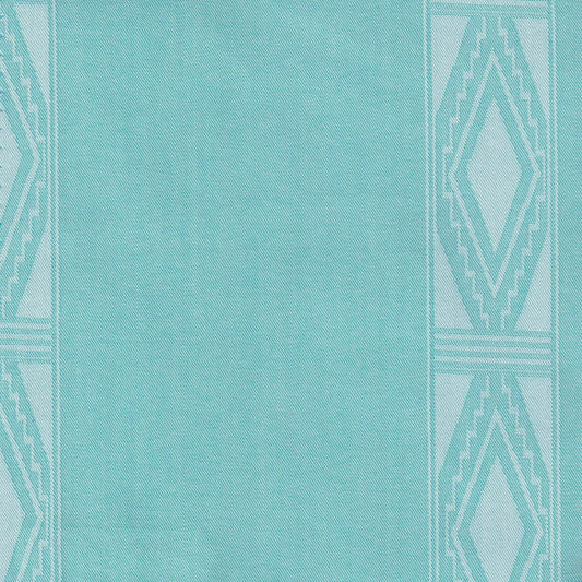 Tela Embroidery 70002 está diseñada para elevar la presentación institucional. Ideal para camisas tipo guayabera, esta tela incorpora un tejido recamado meticuloso que realza la elegancia y frescura del uniforme escolar.