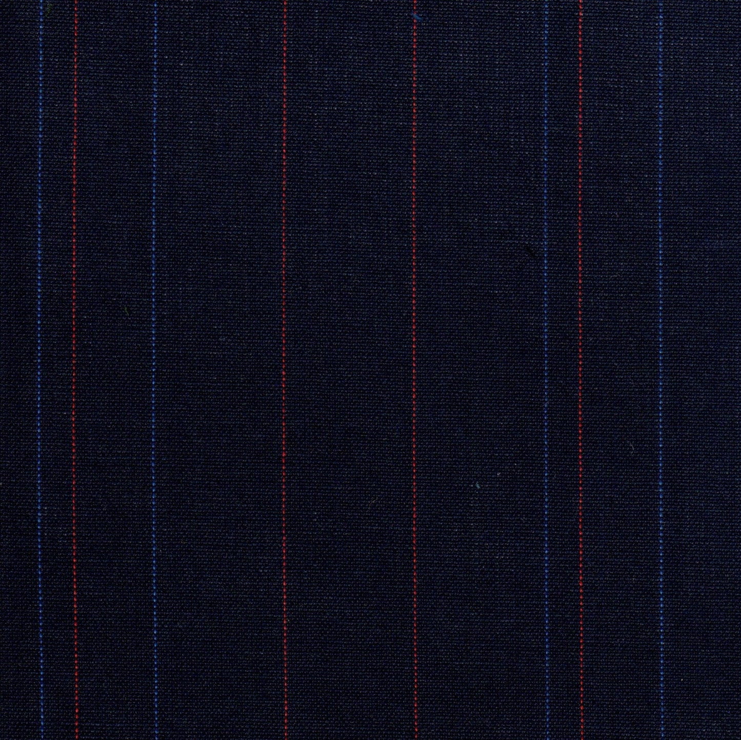 Tela 13002055 Dacron SchoolLine: azul marino con rayas verticales rojo y azul, ideal para uniformes escolares.