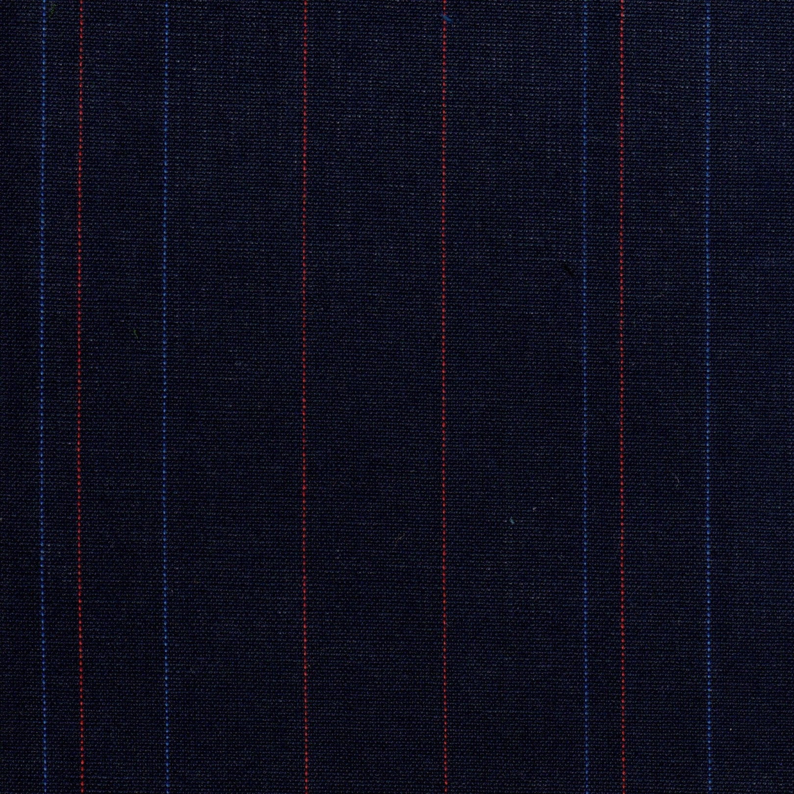 Tela 13002055 Dacron SchoolLine: azul marino con rayas verticales rojo y azul, ideal para uniformes escolares.