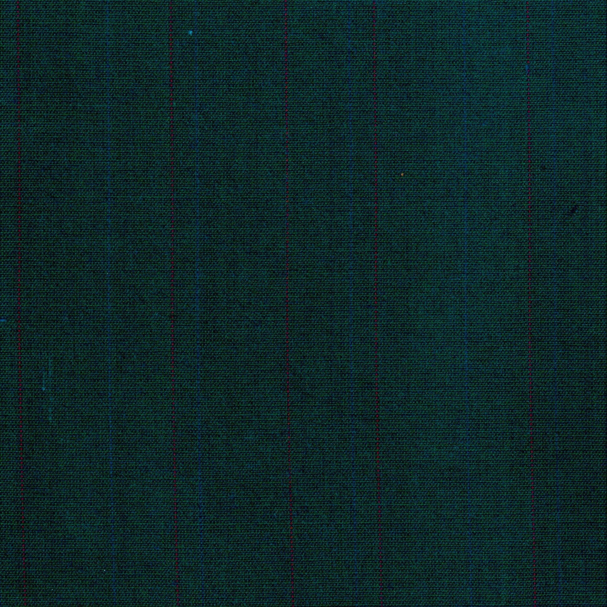 Tela Dacron 13002101 de SchoolLine, tela verde oscuro con rayas rojas finas en diseño a cuadros, ideal para uniformes escolares.