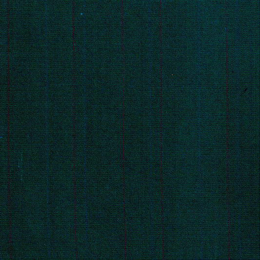 Tela Dacron 13002101 de SchoolLine, tela verde oscuro con rayas rojas finas en diseño a cuadros, ideal para uniformes escolares.