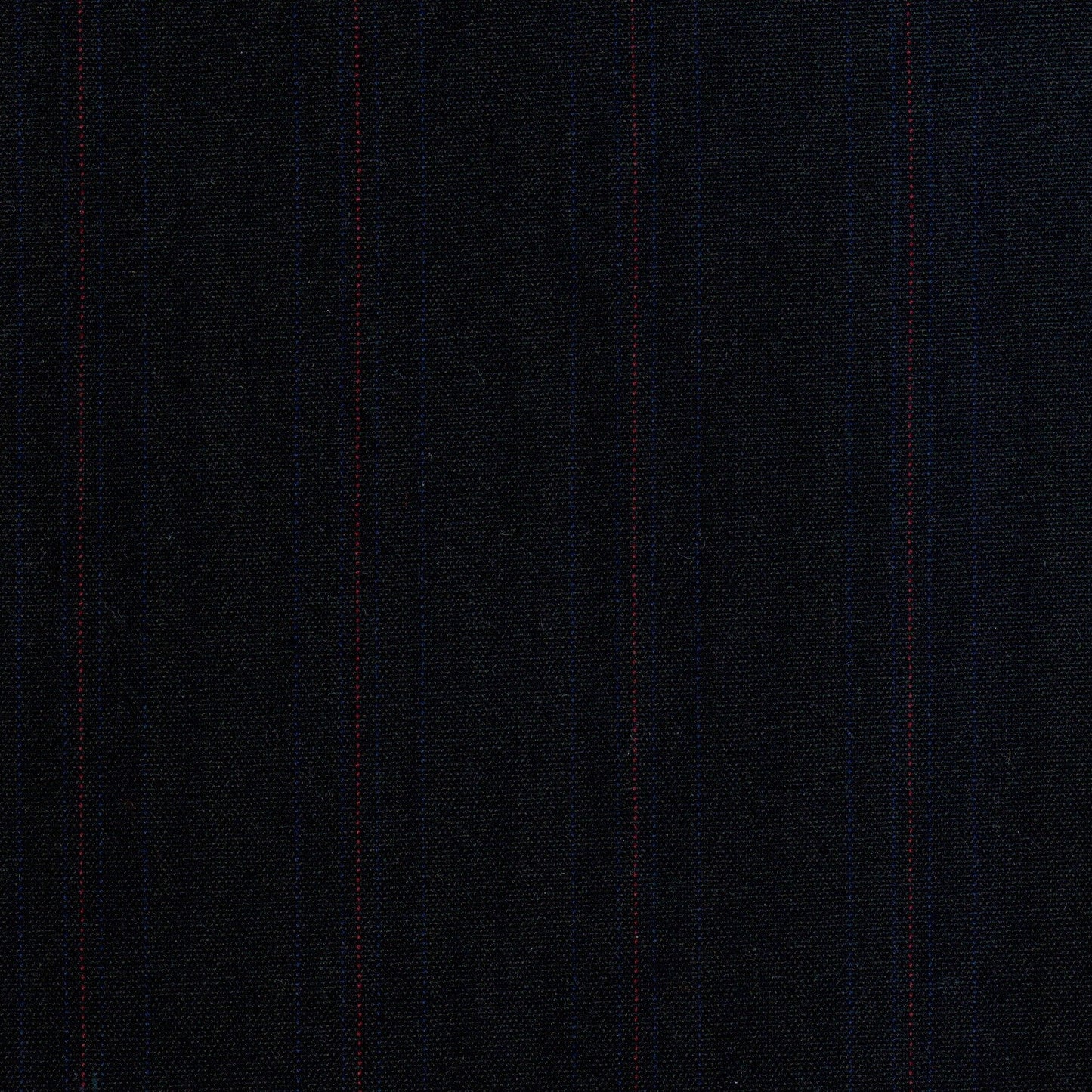 Tela azul marino con finas rayas rojas y azules; ideal para uniformes escolares e