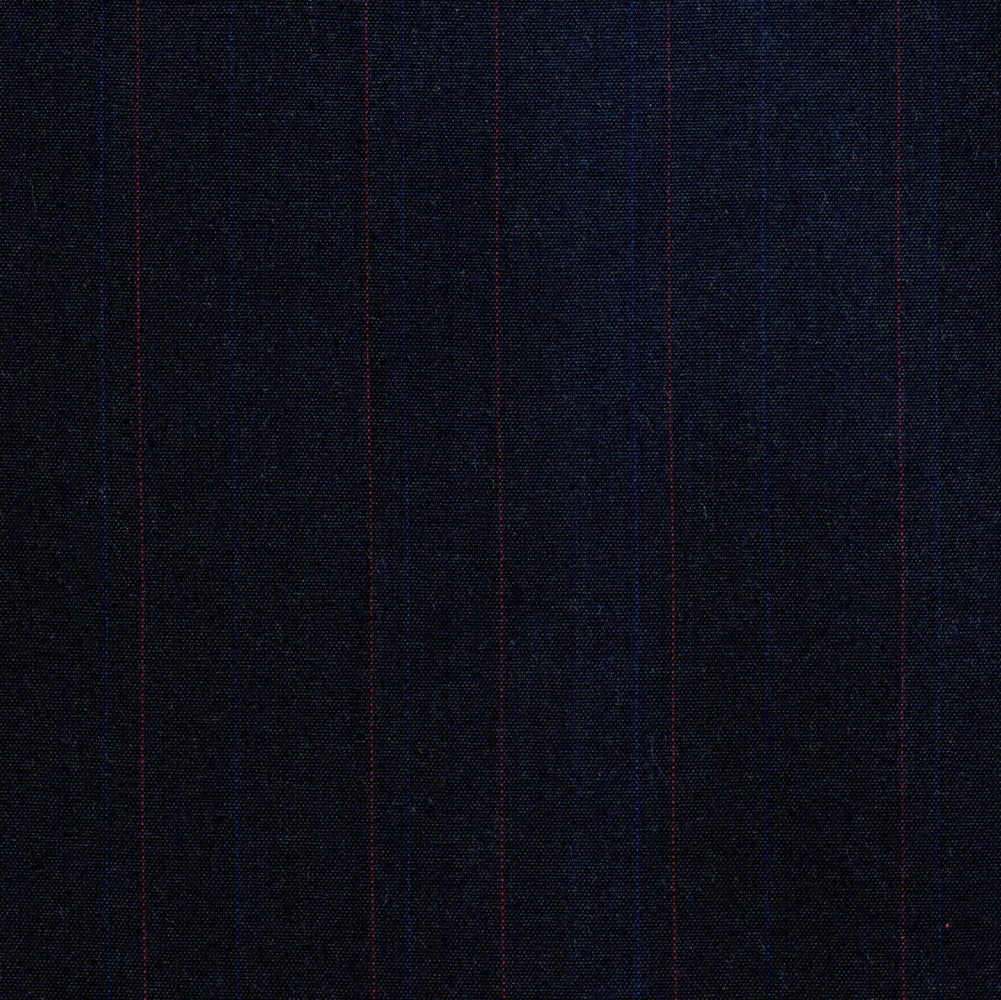 Tela Dacron SchoolLine azul marino con finas rayas azules y rojas; ideal para uniformes escolares e institucionales.