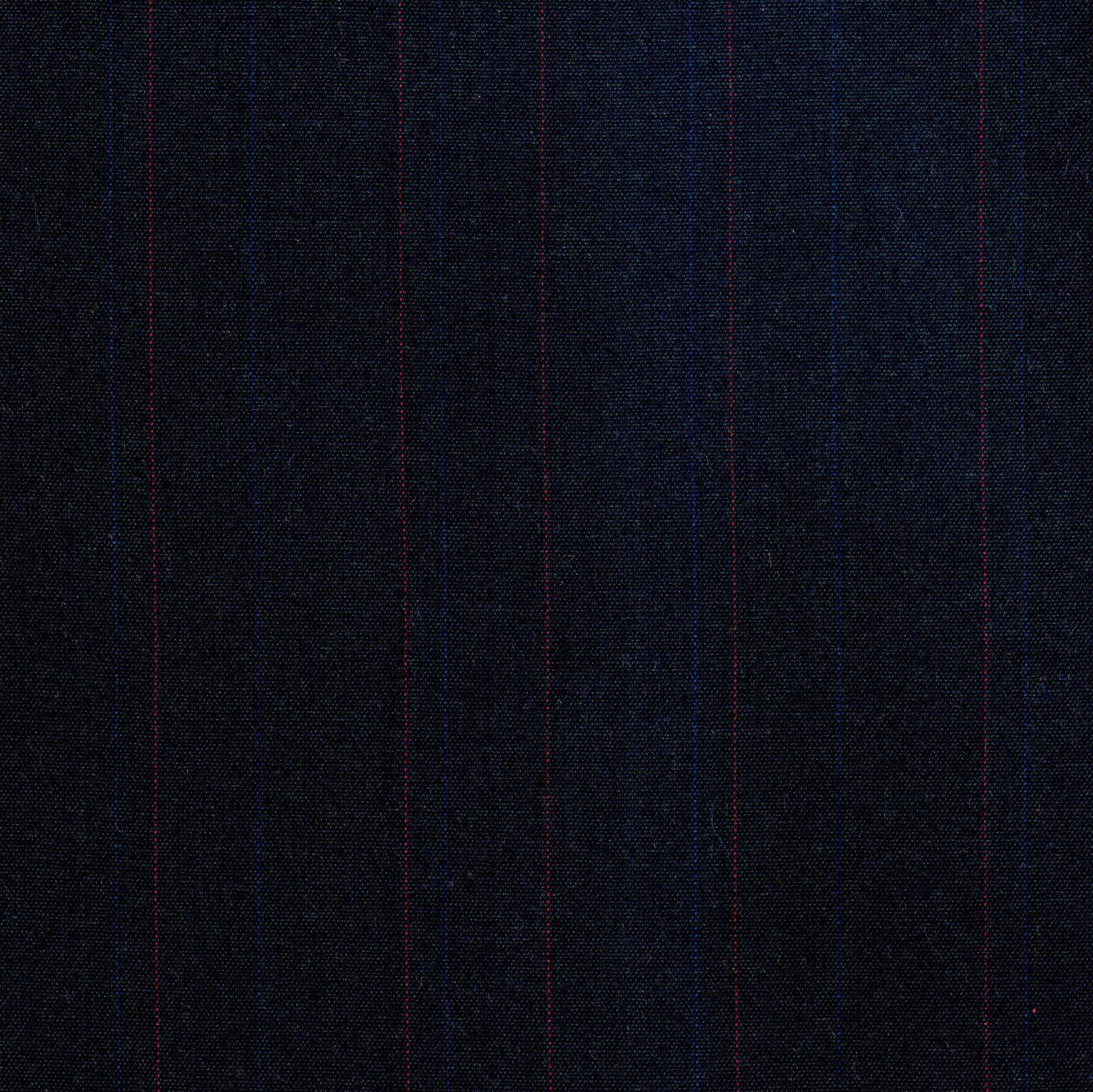 Tela Dacron SchoolLine azul marino con finas rayas azules y rojas; ideal para uniformes escolares e institucionales.