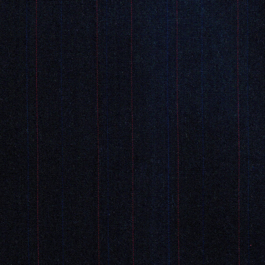 Tela Dacron SchoolLine azul marino con finas rayas azules y rojas; ideal para uniformes escolares e institucionales.