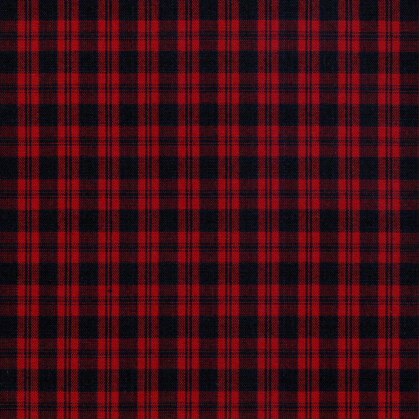 Tela SchoolLine 13002213 Dacron en rojo y negro a cuadros; tela ideal para uniformes escolares e institucionales.