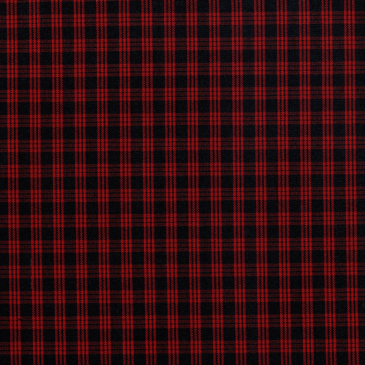 Tela SchoolLine Dacron: tejido a cuadros rojo y negro, ideal para uniformes escolares e institucionales.