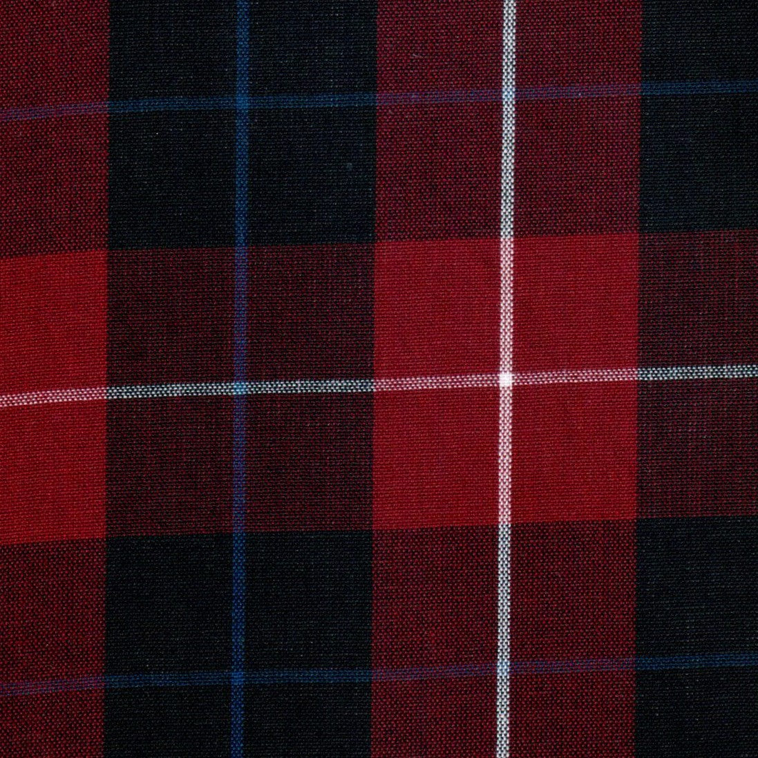 Tela 13002330 Dacron SchoolLine: poliéster rojo/negro a cuadros con líneas blancas, ideal para uniformes escolares e institucionales.