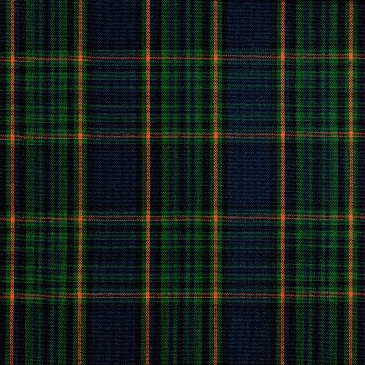 Tela Dacron SchoolLine: poliéster resistente en diseño tartán azul marino con líneas verde y naranja para uniformes.