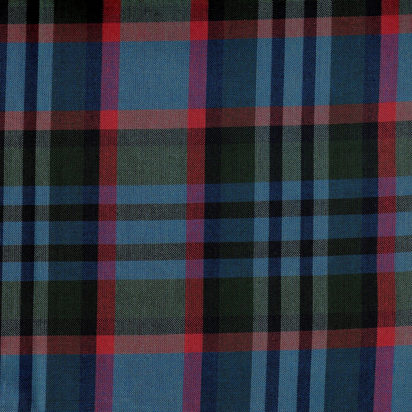 Tela 13002417 Dacron de School Line en cuadros azul, rojo y negro; tela tartán para uniformes escolares e institucionales.