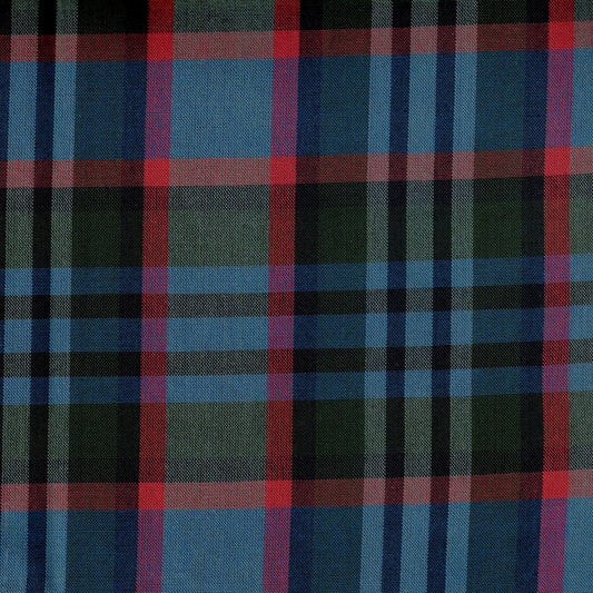 Tela 13002417 Dacron de School Line en cuadros azul, rojo y negro; tela tartán para uniformes escolares e institucionales.