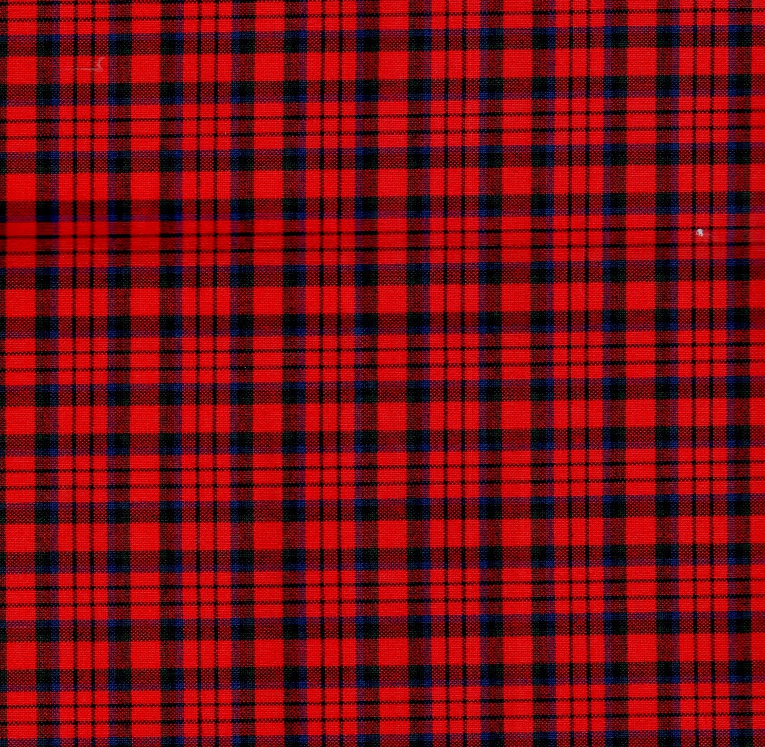 Tela Dacron SchoolLine roja con diseño tartán negro, ideal para uniformes escolares e institucionales.