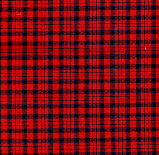 Tela Dacron SchoolLine roja con diseño tartán negro, ideal para uniformes escolares e institucionales.