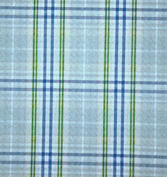 Tela 13002493 Dacron SchoolLine: tejido plaid azul claro con rayas azules y verdes, ideal para uniformes escolares e institucionales.