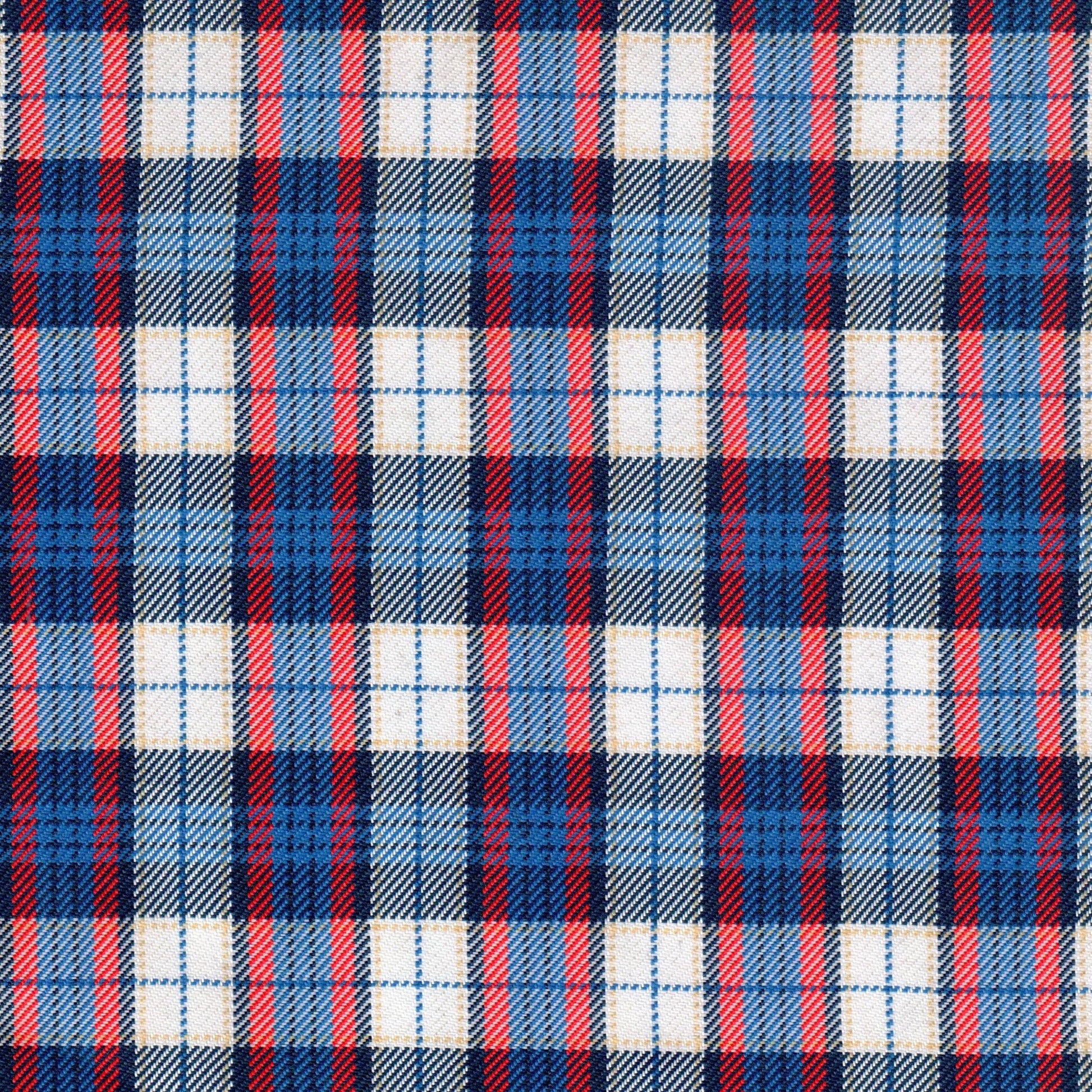 Tela diagonal de poliéster SchoolLine en cuadros azules, blancos y rojos; ideal para uniformes escolares e institucionales.