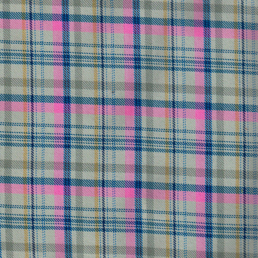 Tela diagonal de poliéster SchoolLine en cuadros rosa, azul y beige; ideal para uniformes escolares e institucionales.