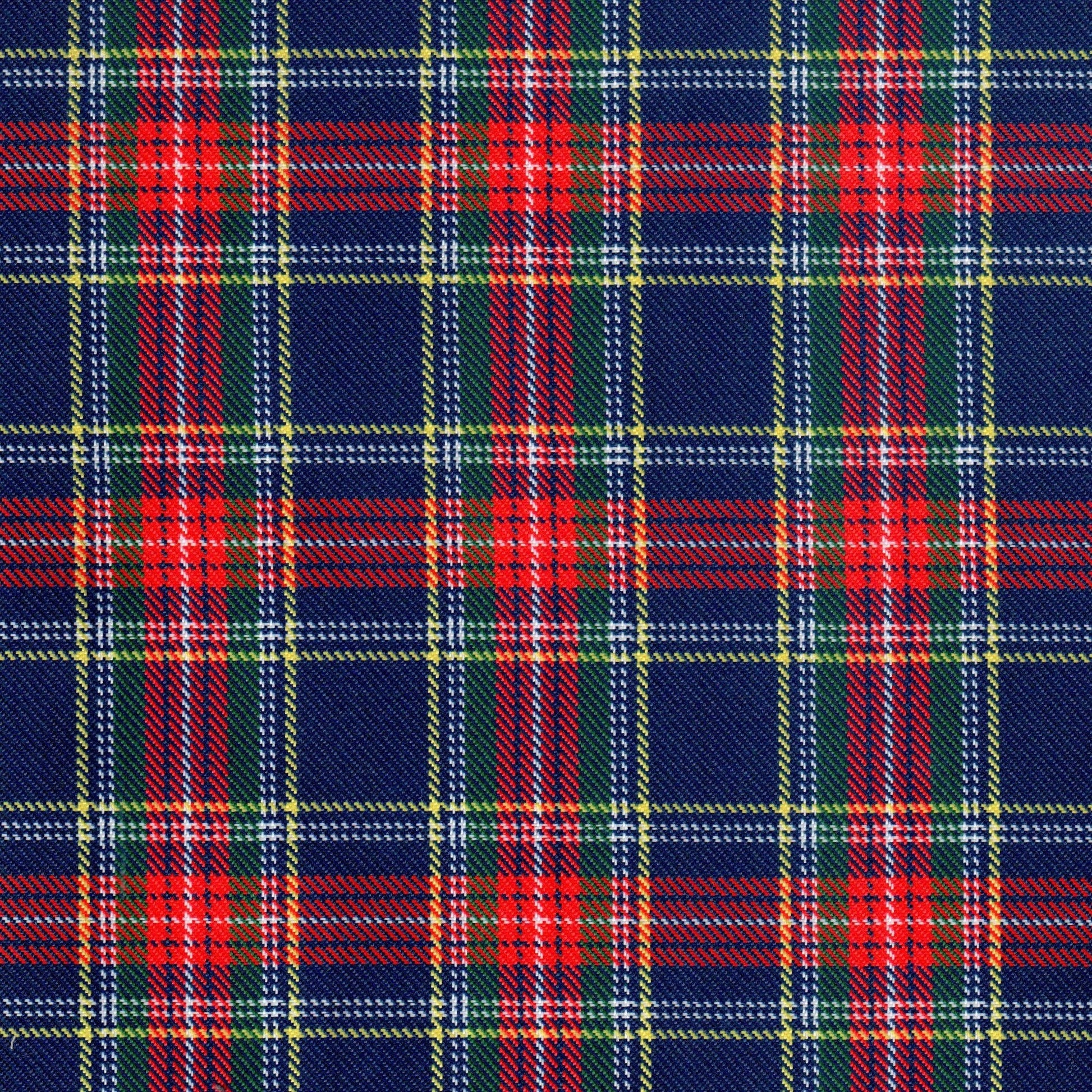 Tela diagonal de poliéster SchoolLine en tartán azul marino con franjas rojas y verdes; ideal para uniformes escolares e institucionales.
