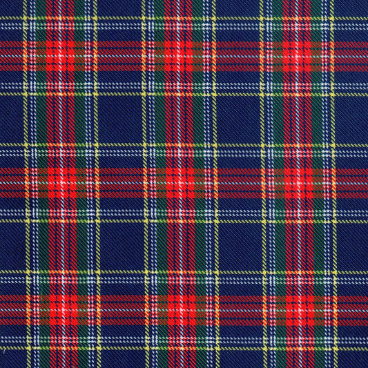Tela diagonal de poliéster SchoolLine en tartán azul marino con franjas rojas y verdes; ideal para uniformes escolares e institucionales.