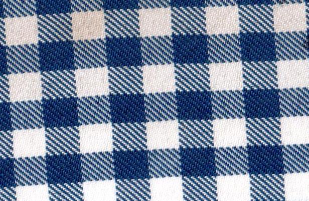Tela diagonal de poliéster SchoolLine en azul marino y blanco a cuadros, ideal para uniformes escolares e institucionales