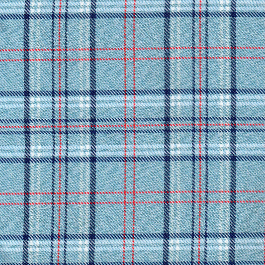 Tela poliéster diagonal azul claro con cuadros azul marino y rojo; diseño tartán, ideal para uniformes escolares e institucionales SchoolLine.