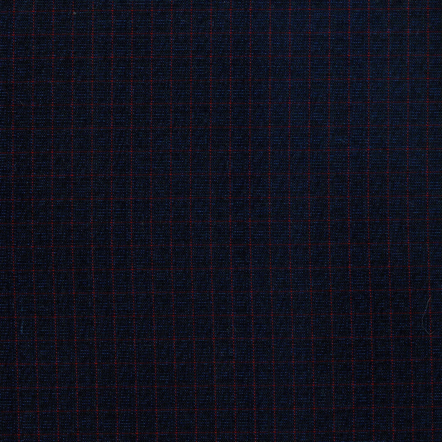 Tela 13013087 Dacron SchoolLine, azul marino con cuadritos rojos; tela para uniformes escolares e institucionales.